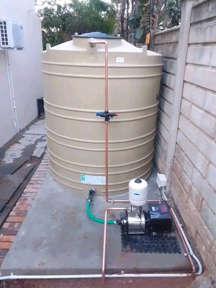 Borehole and water tank installation